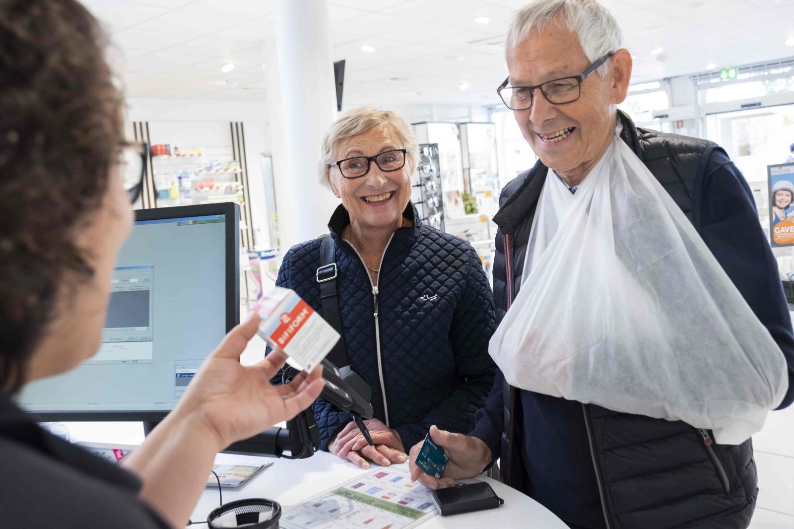 Mand Med Braekket Arm Apoteket BA183504 3123 4D40 9AEF 141AB4F21803