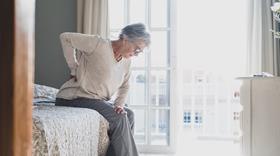 Muskelsmerter Kvinde Seng Istock