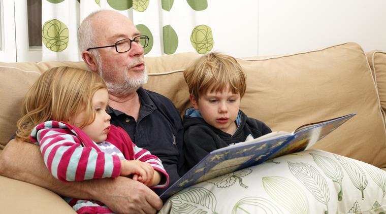 Mand Laeser For Boerneboern