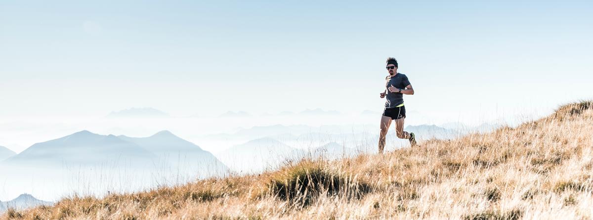 Mand løber i bjergene