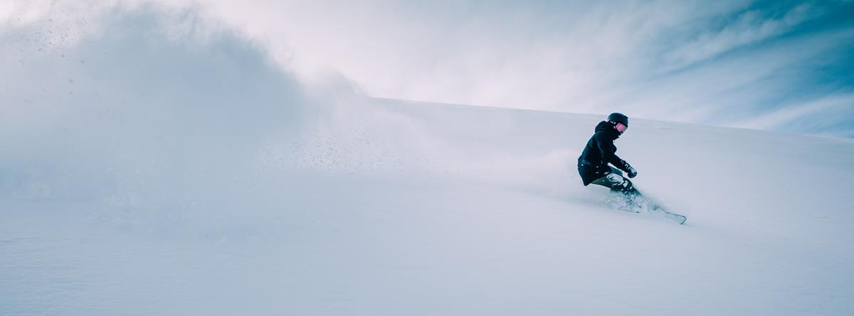 Barn står på snowboard
