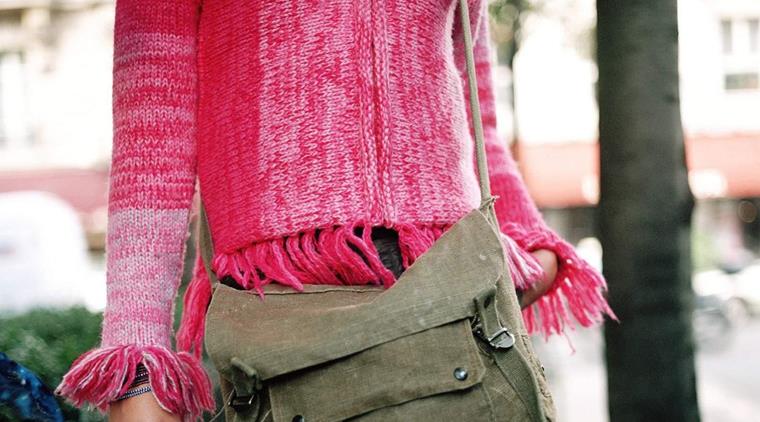 Fnat Ung Kvinde Med Taske