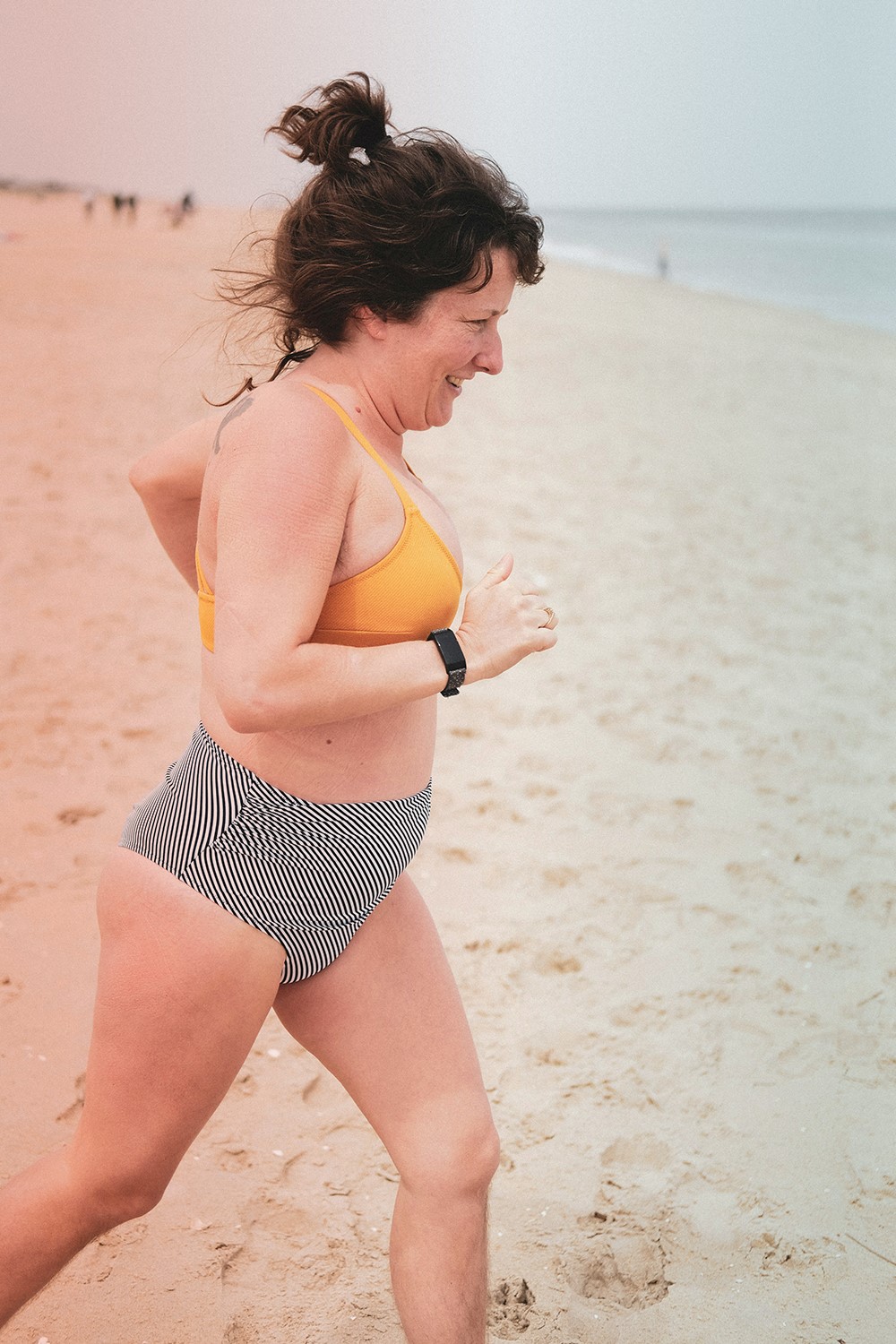 Kvinde løber på strand