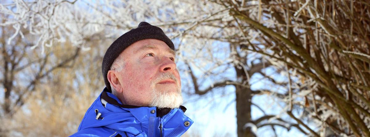 Ældre mand går tur i skoven