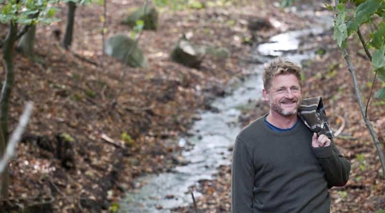 Bloedende Tyktarmsbetaendelse Mand Vandrer I Skoven