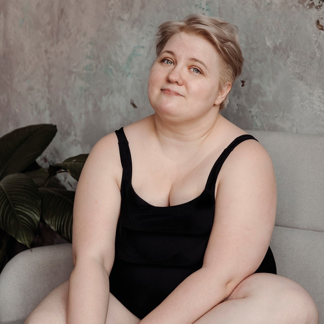 Kvinde I Sort Badedragt