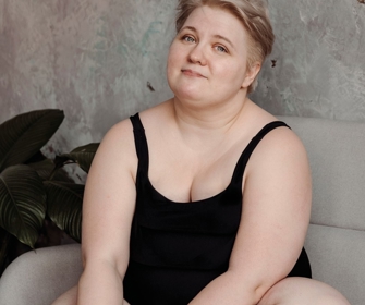 Kvinde I Sort Badedragt