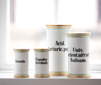 Historiske medicinkrukker placeret i vindue