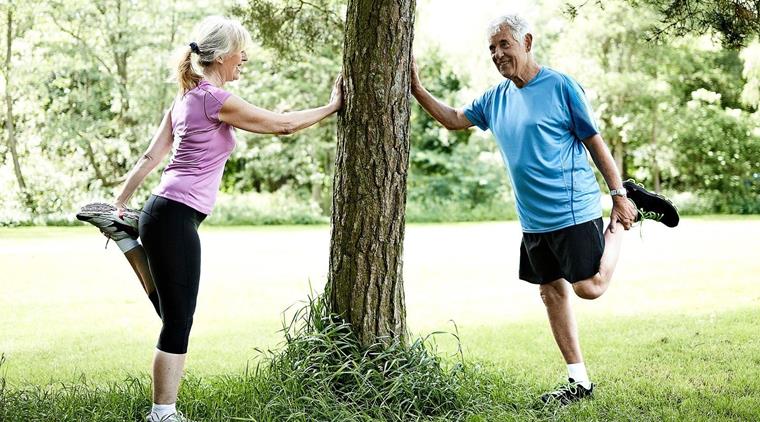 Loebetur Par Straekker Ud Istock