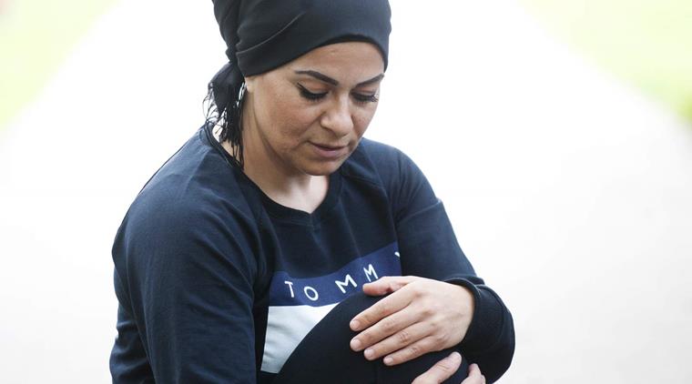 Knaesmerter Kvinde Med Knaeskade