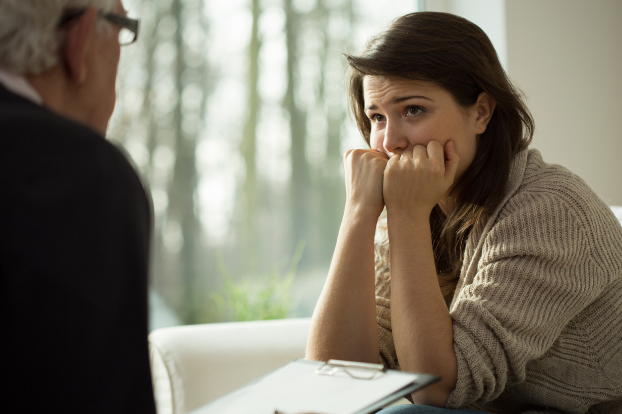 Ung Kvinde Hos Psykiater Istock 499389488