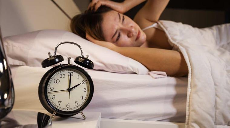 Natlig Vandladning Kvinde Seng Vaekkeur