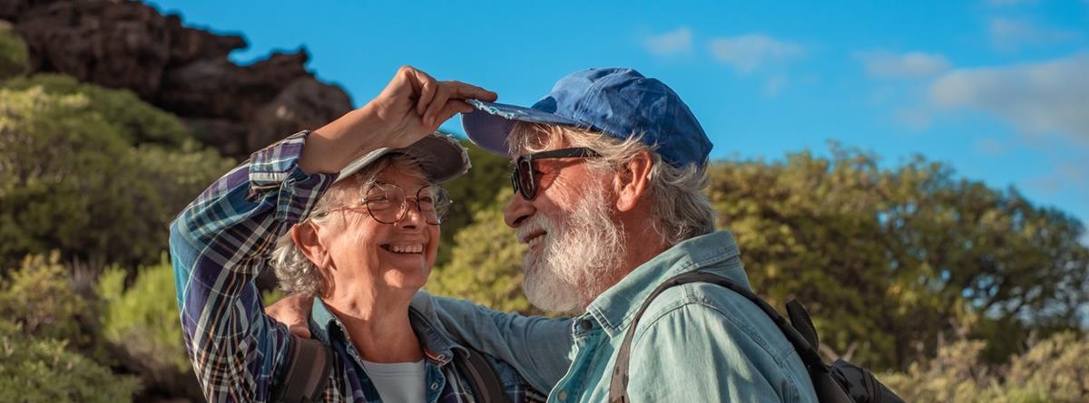 vandretur-kaerligt-aeldre-par-istock.jpg