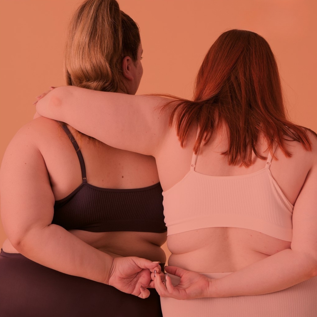 Billede af to veninder med ryggen til