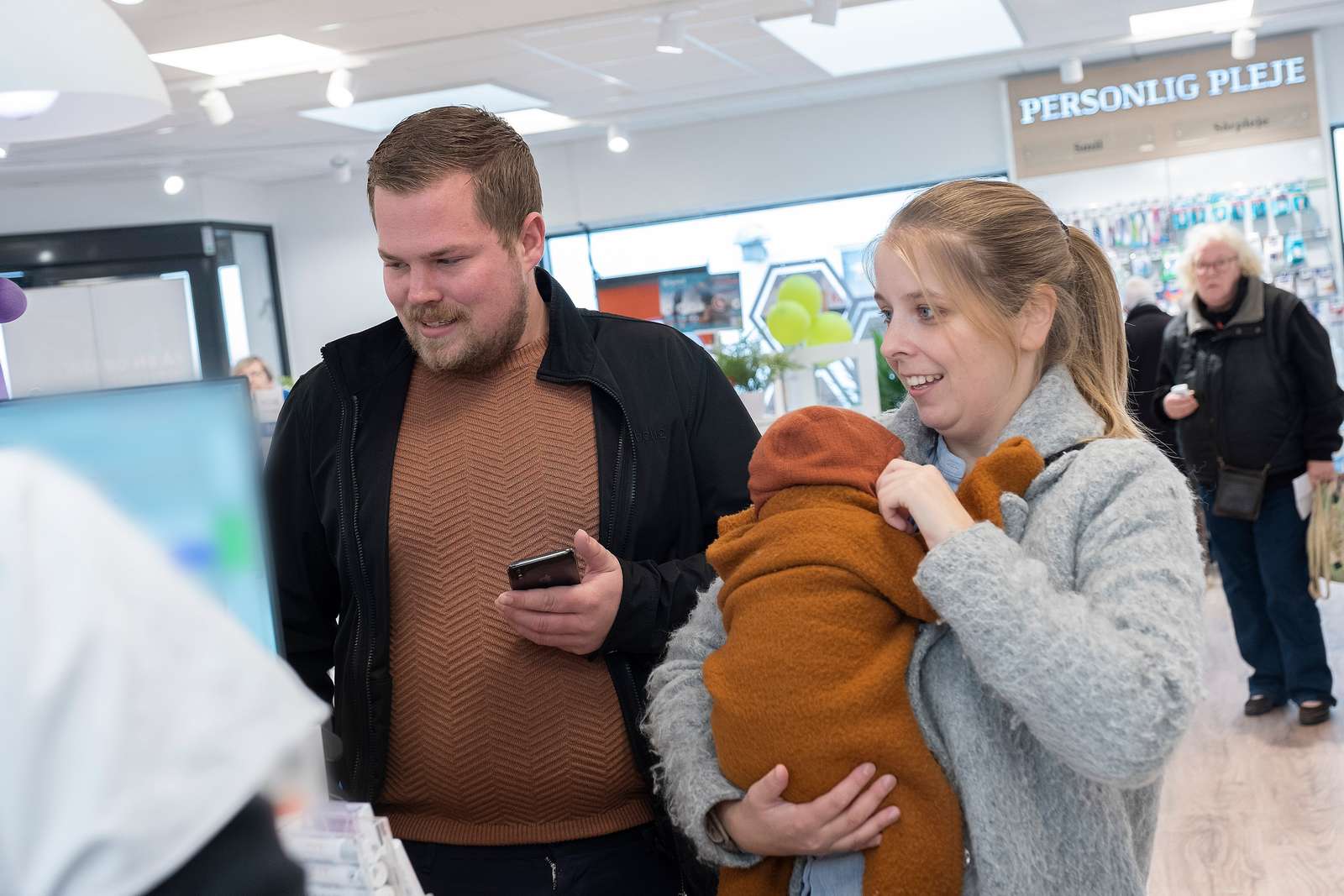 Par Med Baby I Skranken 1600Px