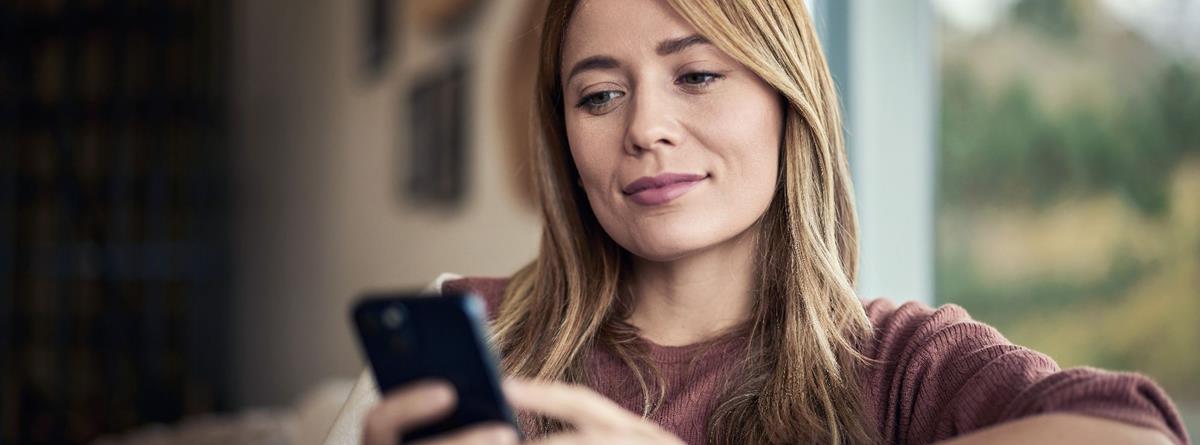 app-kvinde-vindue-mobil-haand-landscape-200px.jpg