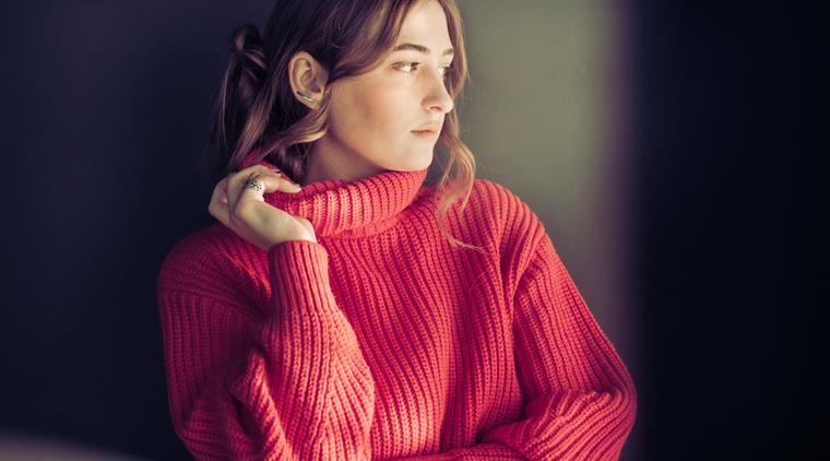 Kyssesyge Ung Kvinde Trist Roed Bluse