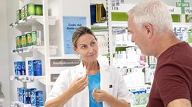 Apoteksansat Blaa Bluse Hvid Kittel Raadgiver Mand Brun Bluse