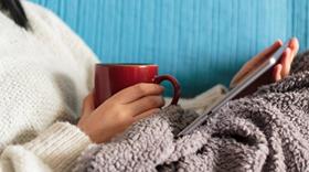 Kvinde Seng Kaffe Mavesaar Istock