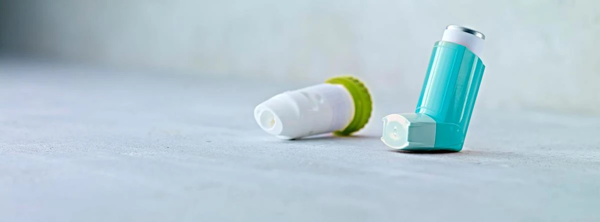 Astmainhalator og astmaspray