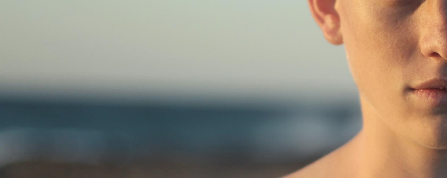 Ung mand på stranden