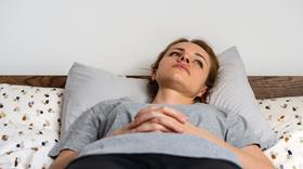 Kvinde Seng Refluks Istock