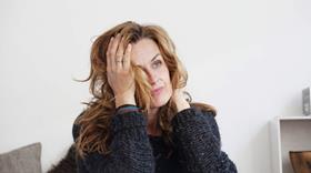 Kvinde Tager Sig Til Hovedet