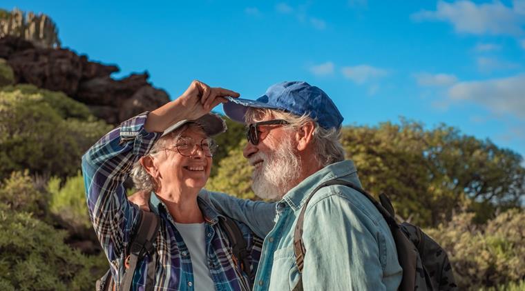 Vandretur Kaerligt Aeldre Par Istock