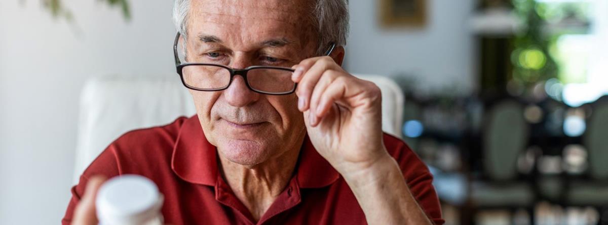 mand-med-medicinbeholder-istock.jpg (1)