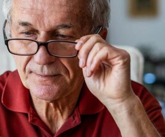 mand-med-medicinbeholder-istock.jpg (1)