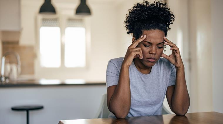 Migræne Kvinde Trist Bord Istock