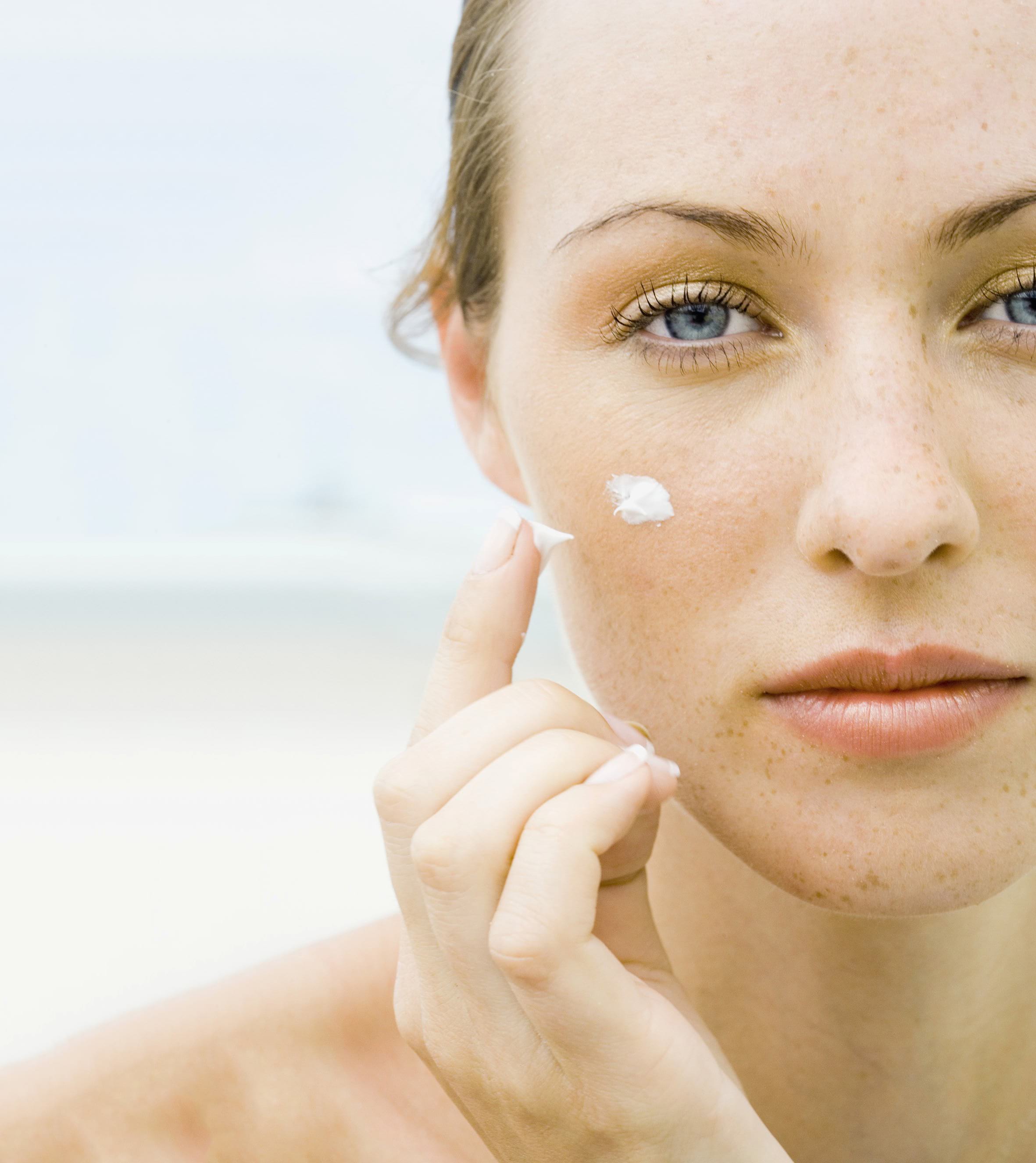 Dame tager solcreme på 